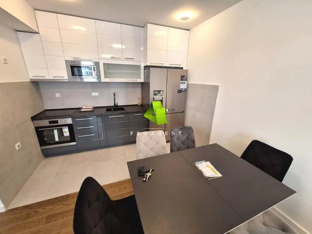 Prodaja, trosoban stan, 76m², Medijana, Niš