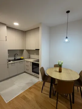 Moderna kuhinja sa trpezarijskim stolom i stolicama. - image 3