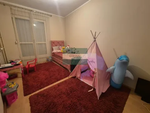 Dečja soba sa krevetom, igračkama i šatorom za igru. - image 23