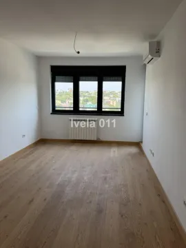 Prazna soba sa drvenim podom, prozorom i klima uređajem. - image 5