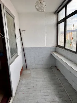Zatvorena terasa sa pločicama na podu i zidovima i velikim prozorima. - image 9