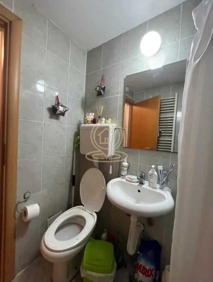 Manje kupatilo sa lavaboom, WC šoljom i ogledalom.