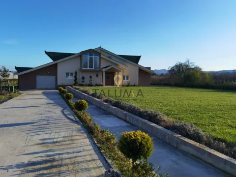  House for Sale, 400m2, Grlić, Danilovgrad