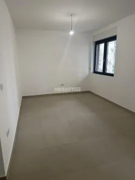 Prazna neuređena prostorija sa pločicama na podu i jednim prozorom. - image 5