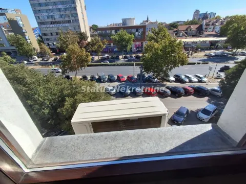 Pogled sa prozora na ulicu, parking i okolne zgrade. - image 16