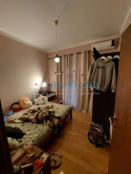 Manja spavaća soba sa krevetom, radnim stolom i garderobom. - image 5
