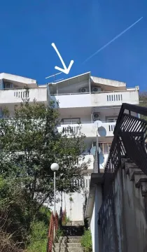 Spoljašnji izgled višespratne stambene zgrade sa stepeništem i terasama. - image 8