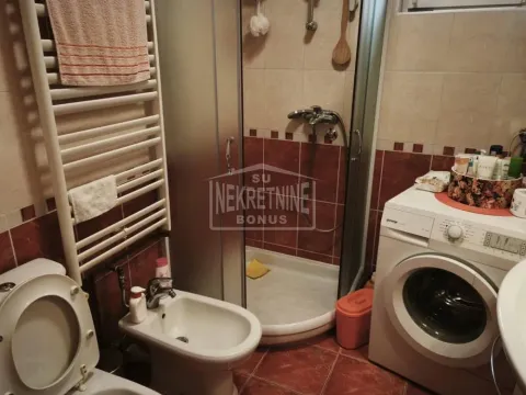 Kupatilo opremljeno tuš kabinom, sanitarijama i veš mašinom. - image 13
