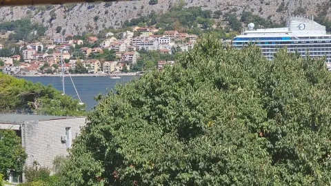 Pogled na zaliv i naselje sa zelenilom u prvom planu. - image 17