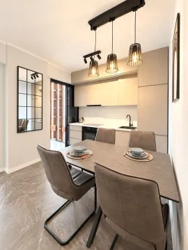 Moderna kuhinja sa trpezarijom i ugradnim elementima. - image 9
