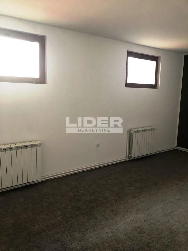 Rent, office space, 325m², Surčin, Beograd