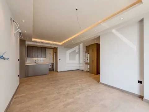 Prostrani dnevni boravak sa ugrađenom kuhinjom i spuštenim plafonom sa rasvjetom. - image 6