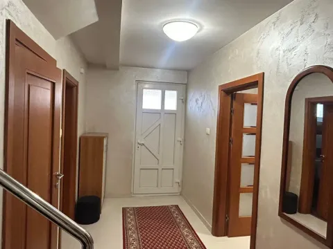 Izdavanje, kuća, 220m², Konik, Podgorica - image 10