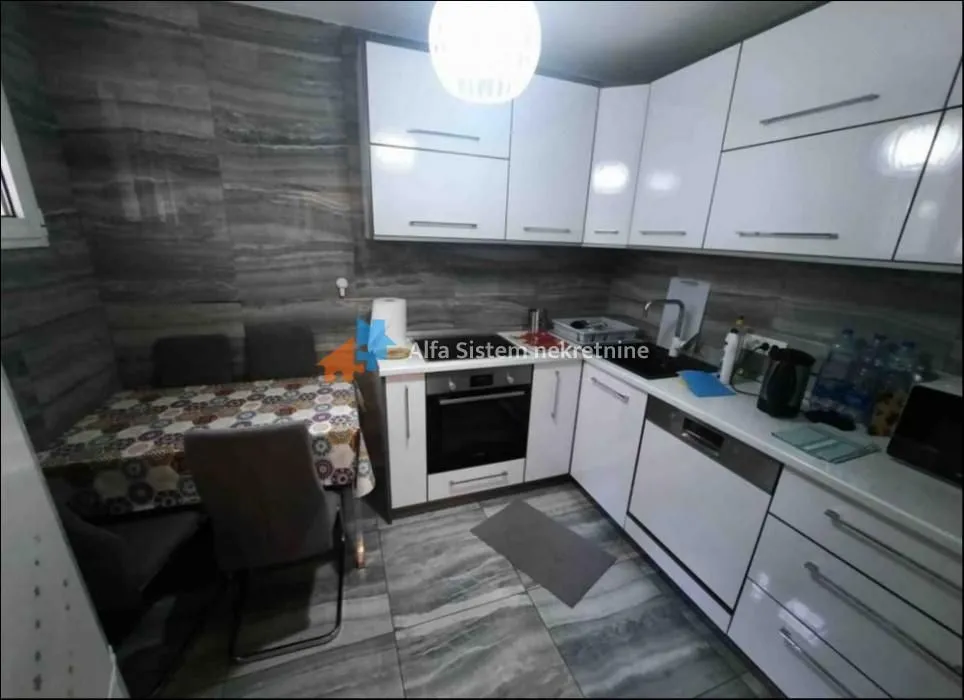 Izdavanje, trosoban stan, 70m², Kosančićev Venac, Beograd