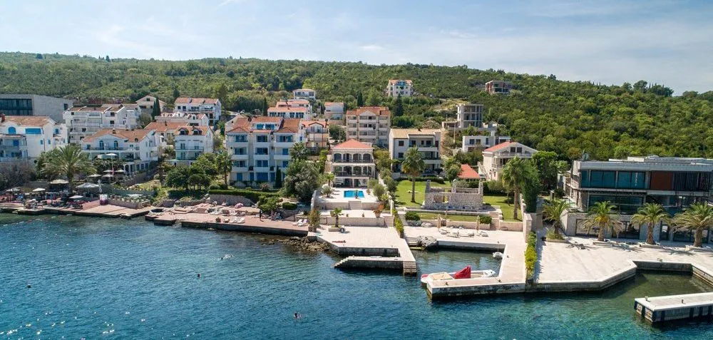 Pogled iz vazduha na kuće na samoj obali mora.