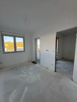 Prazna prostorija u izgradnji sa belim zidovima i ugrađenom stolarijom. - image 3