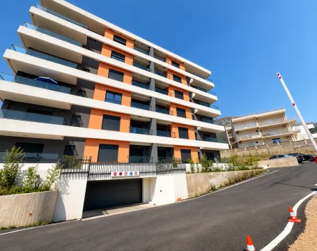 Spoljašnji izgled moderne stambene zgrade sa balkonima i podzemnom garažom. - image 2