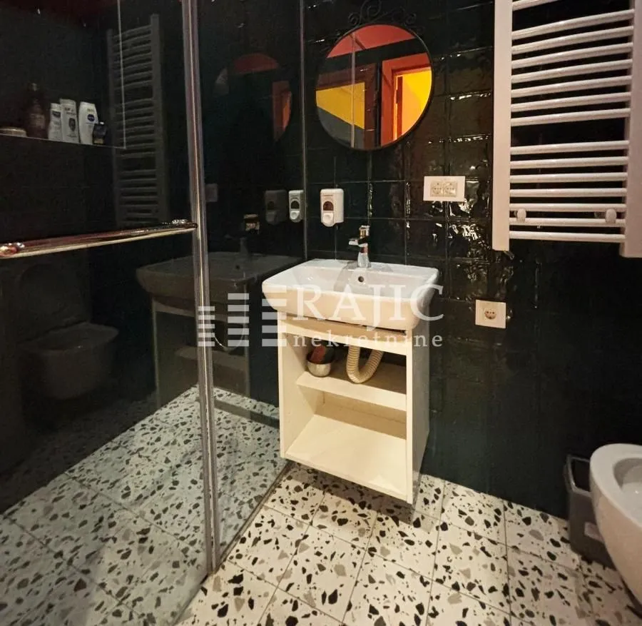 Modern equipped bathroom with a washbasin and walk-in shower.