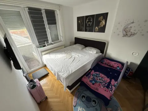 Spavaća soba sa bračnim krevetom, krevetcem za dijete i izlazom na terasu. - image 6