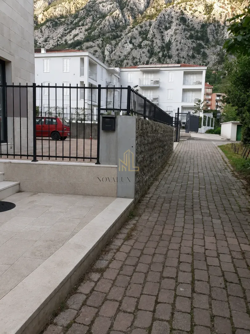 Rent, office space, 80m², Dobrota, Kotor
