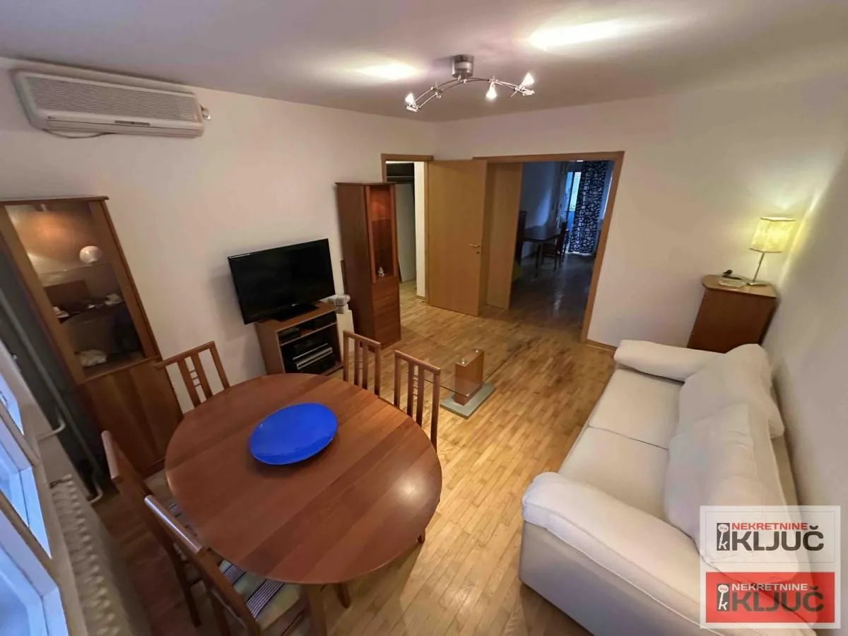 Izdavanje, dvosoban stan, 59m², Centar, Novi Sad