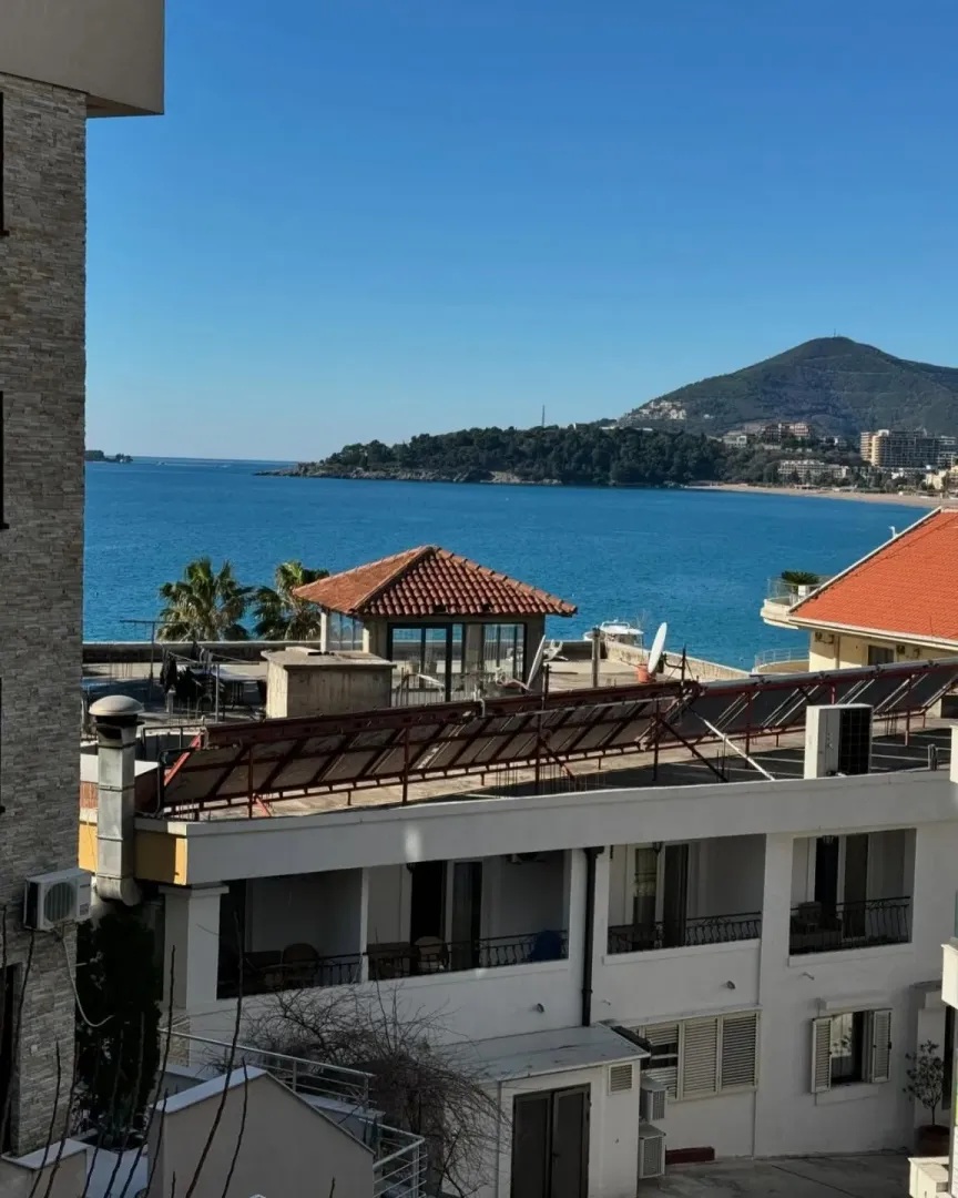 Pogled na more i okolne objekte sa terase nekretnine.