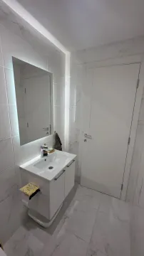 Moderne kupatilo sa umivaonikom, ogledalom i bijelim pločicama. - image 14
