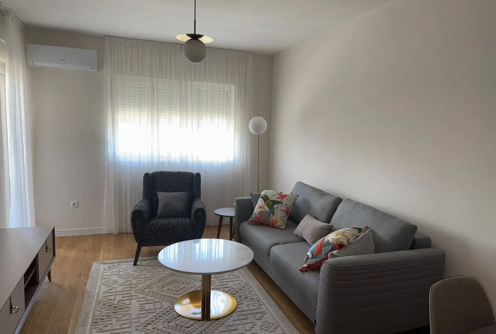 Izdavanje, jednosoban stan, 49m², Central Point, Podgorica
