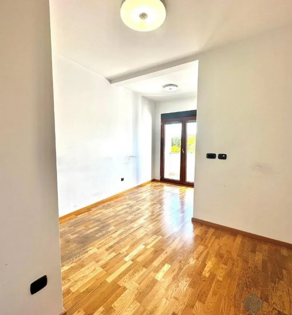Izdavanje, poslovni prostor, 300m², Centar, Podgorica