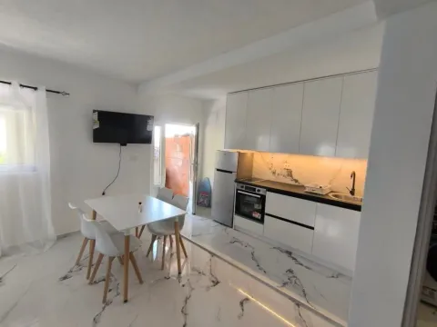Izdavanje, kuća, 35m², Lazi, Budva