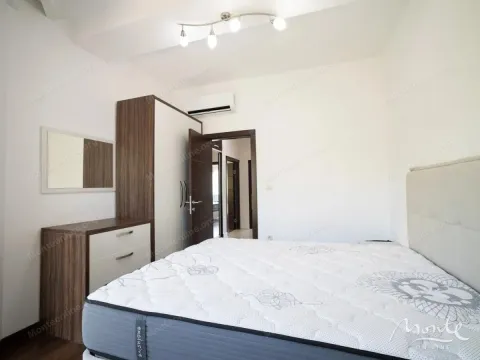 Namještena spavaća soba sa bračnim krevetom, garderoberom i komodom sa ogledalom. - image 15