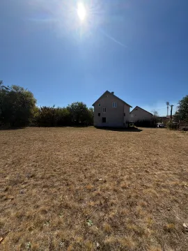 Pogled na kuću sa velikim dvorištem i suvom travom po sunčanom danu. - image 5