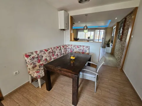 Trpezarija sa drvenim stolom i ugaonom klupom u sklopu dnevnog boravka. - image 3