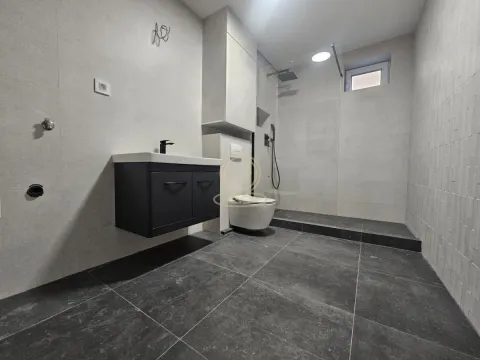 Novoopremljeno kupatilo sa tuš kabinom, umivaonikom i WC šoljom. - image 12