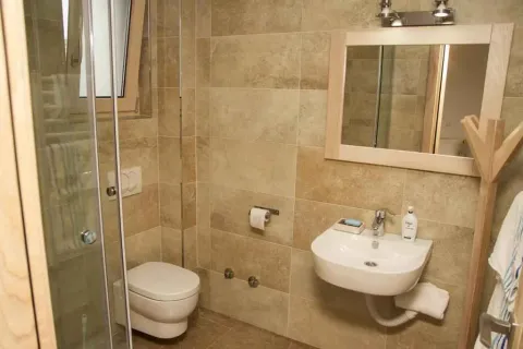 Moderno kupatilo sa svijetlim pločicama, lavaboom i ogledalom. - image 30