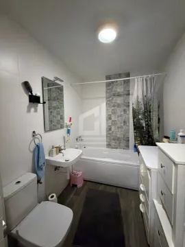 Kompaktno kupatilo sa kadom, umivaonikom, WC šoljom i komodom. - image 9