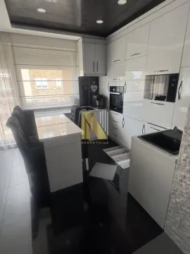 Moderna bela kuhinja sa trpezarijskim stolom i stolicama. - image 5