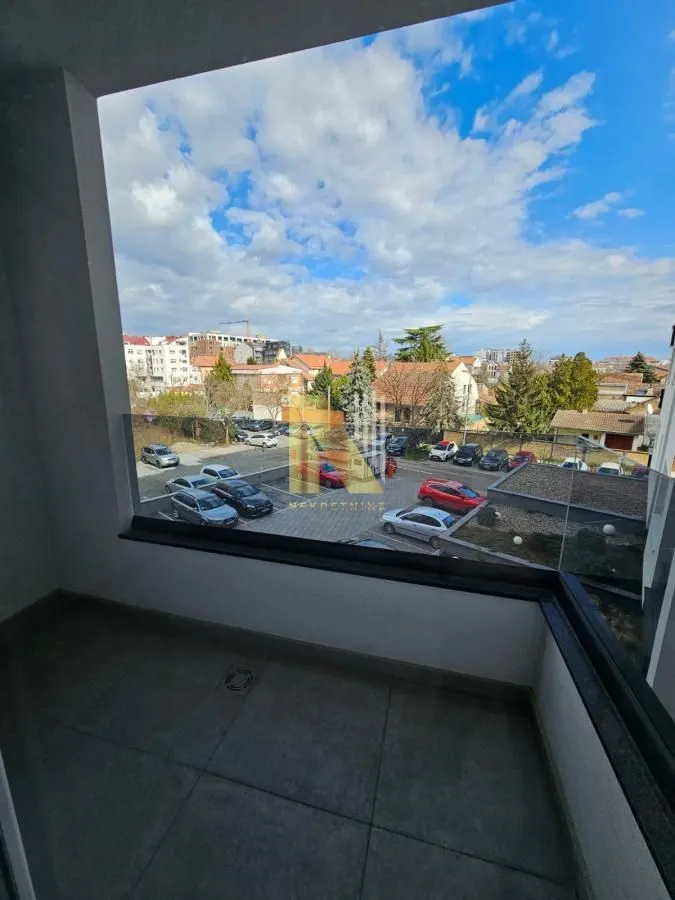 Pogled sa terase na naselje i parking.