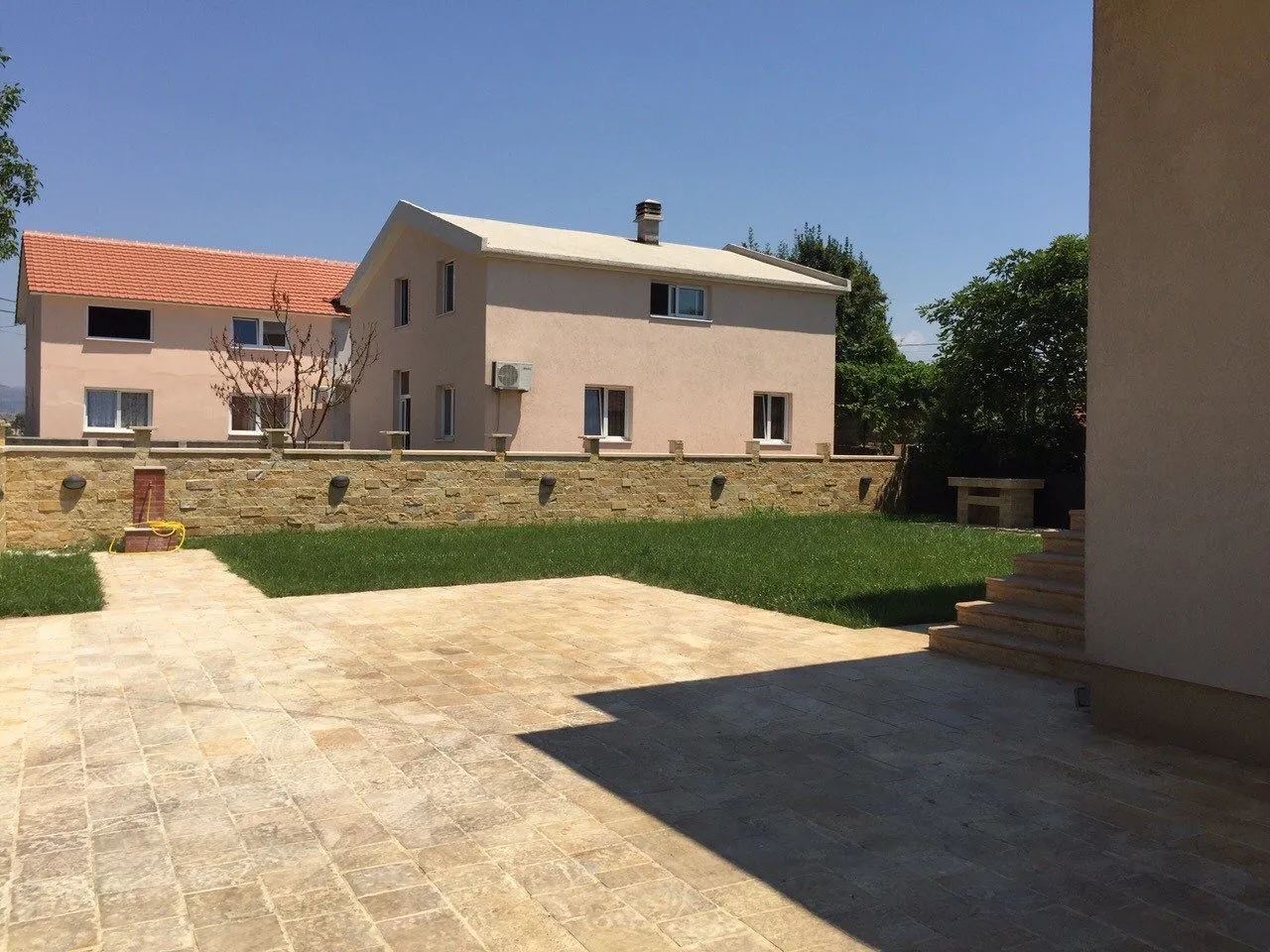 Izdavanje, kuća, 320m², Gornja Gorica, Podgorica