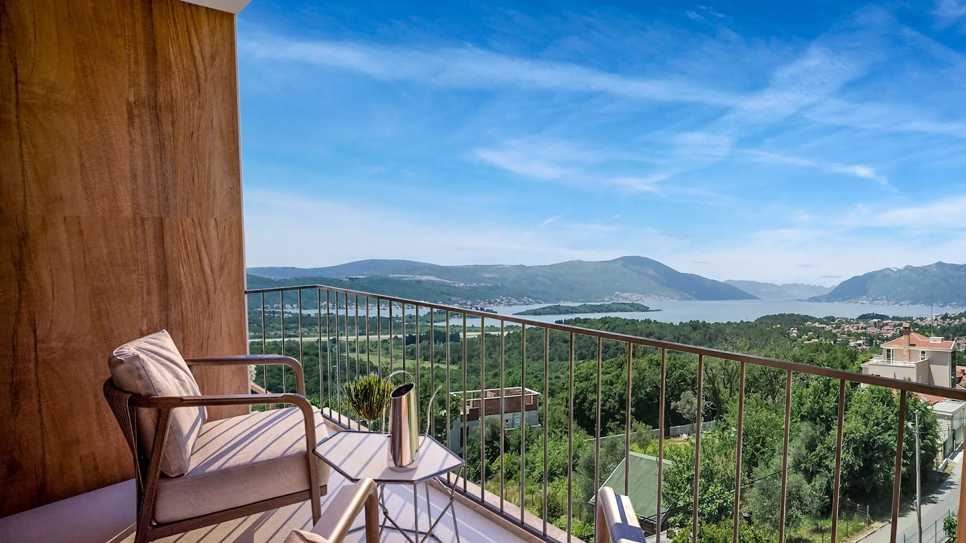 Pogled na more i planine sa terase opremljene udobnim namještajem.