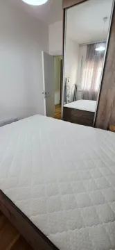 Spavaća soba sa krevetom i ugradnim ormarom sa ogledalom. - image 10