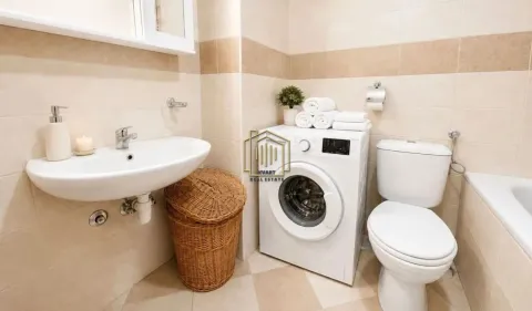 Kupatilo opremljeno umivaonikom, WC šoljom, kadom i veš mašinom. - image 3