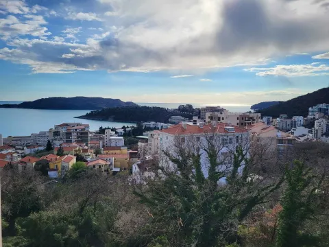 Pogled sa terase na grad i more. - image 15