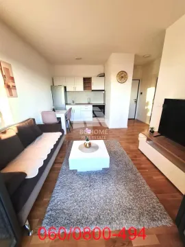 Dnevna soba sa garniturom i televizorom, povezana sa kuhinjom. - image 5