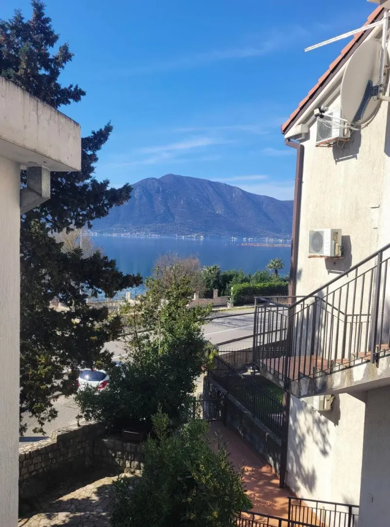 Eksterijer kuće sa pogledom na more i planinu.