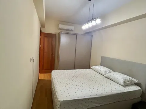 Namještena spavaća soba sa bračnim krevetom, plakarom i klima uređajem. - image 7