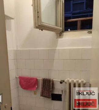 Manje kupatilo sa belim pločicama i prozorom. - image 2