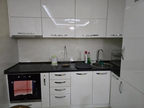Moderna bijela kuhinja sa ugrađenom rernom, pločom i sudoperom. - image 3