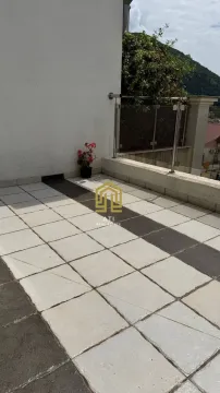 Prostrana popločana terasa sa staklenom ogradom i pogledom na okolinu. - image 10