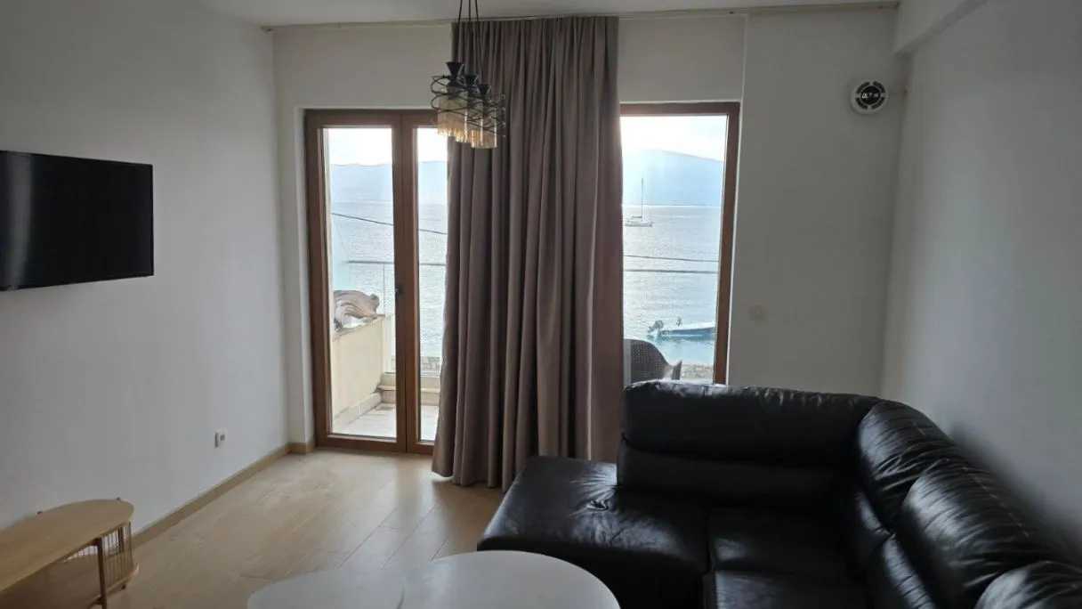 Izdavanje, dvosoban stan, 65m², Opatovo, Tivat